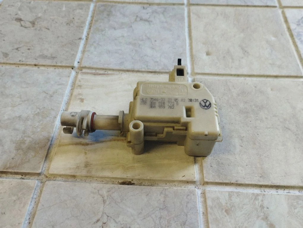 Fuel tank cap lock motor 3B0810773B
