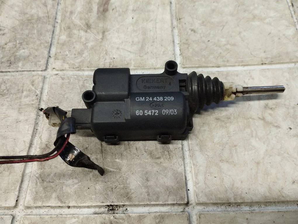 Kütusepaagi korgi luku mootor 24438209