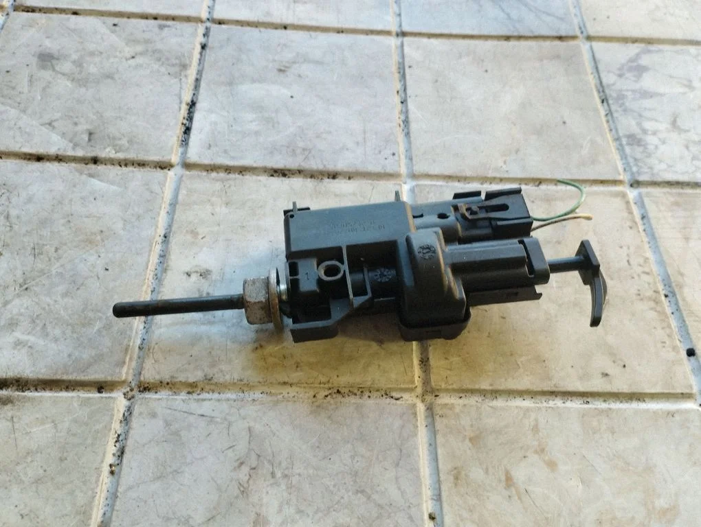 Siłownik zamka klapki wlewu paliwa 8200305732B
