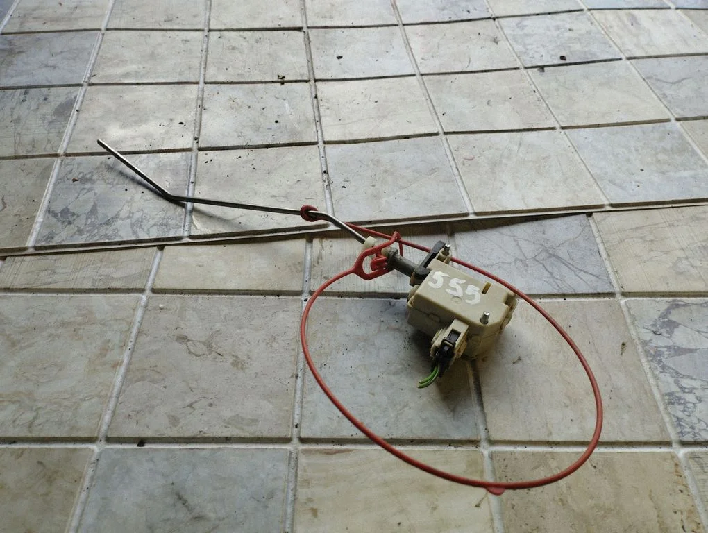 Kütusepaagi korgi luku mootor 4F0862153