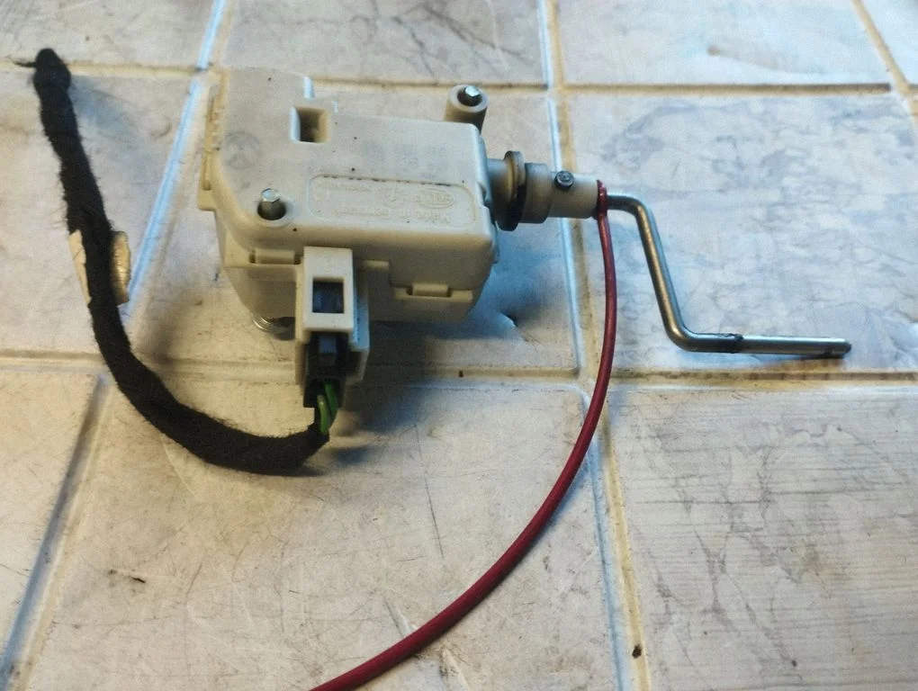 Fuel tank cap lock motor – Audi A6 Allroad C5 (1999-2005)