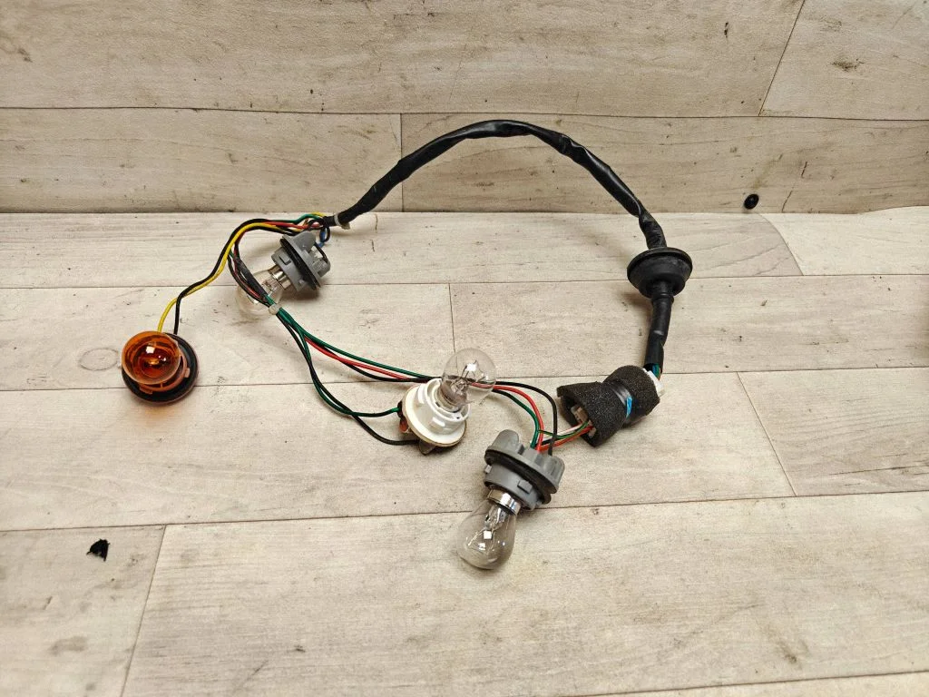 Tail light bulb cover holder – rear left
