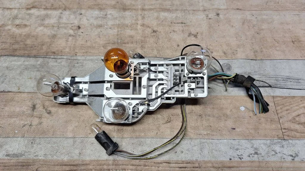 Tail light bulb cover holder 1Z9945258