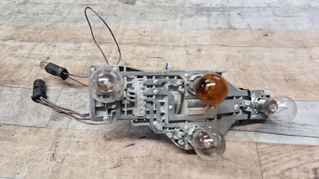 Tail light bulb cover holder 1Z9945257