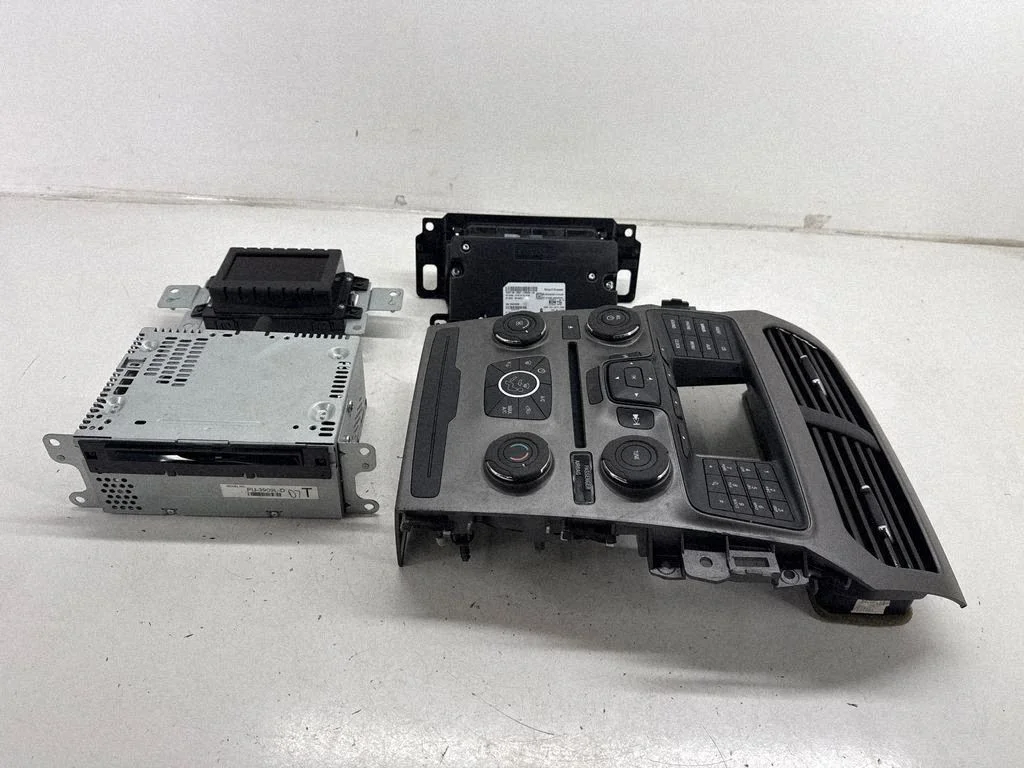 Radio/CD/DVD/GPS head unit EB5T18A802DB