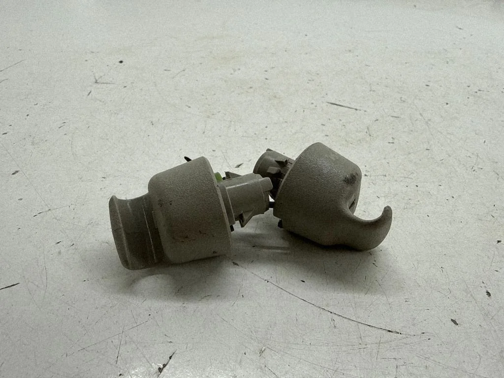 Sun visor clip/hook/bracket 964093JS0A