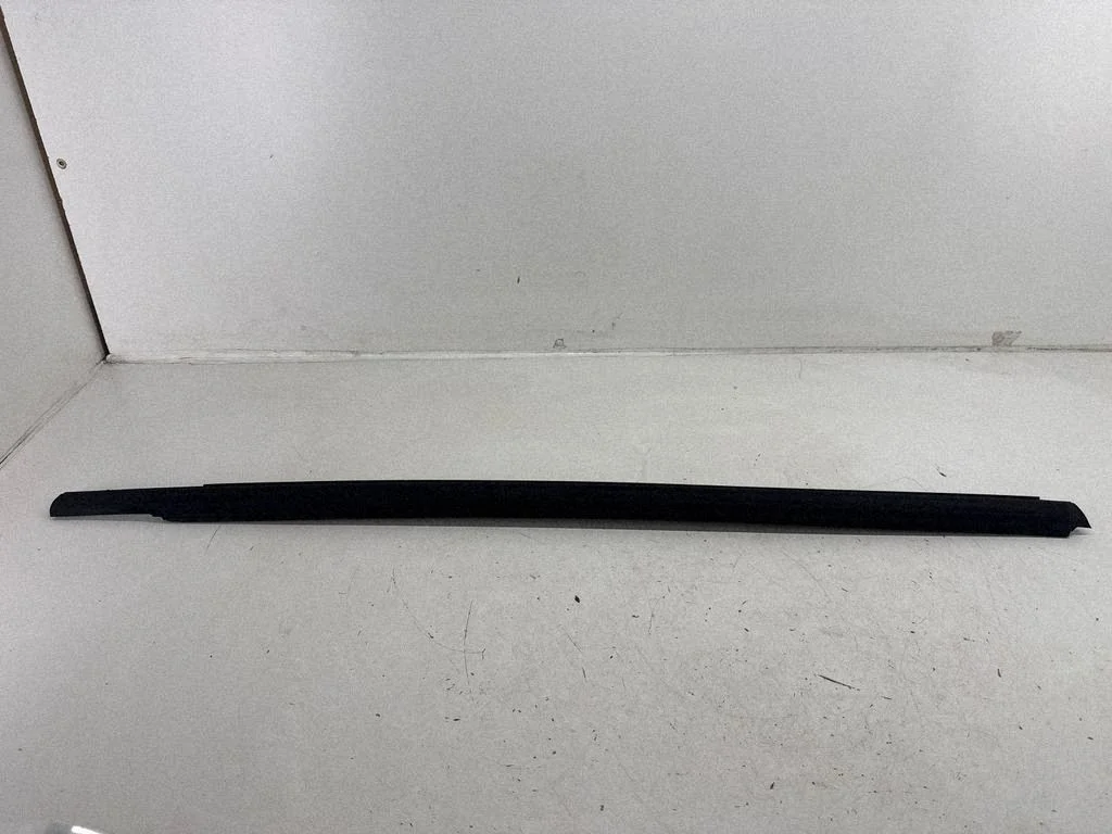 Front door glass trim molding BB537821452