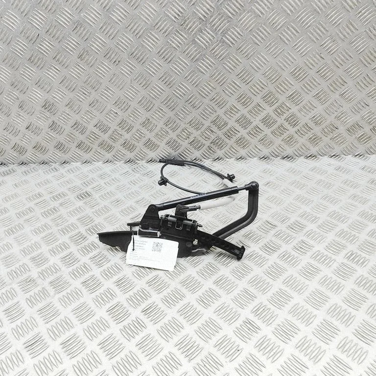 Rear seat headrest 8530020