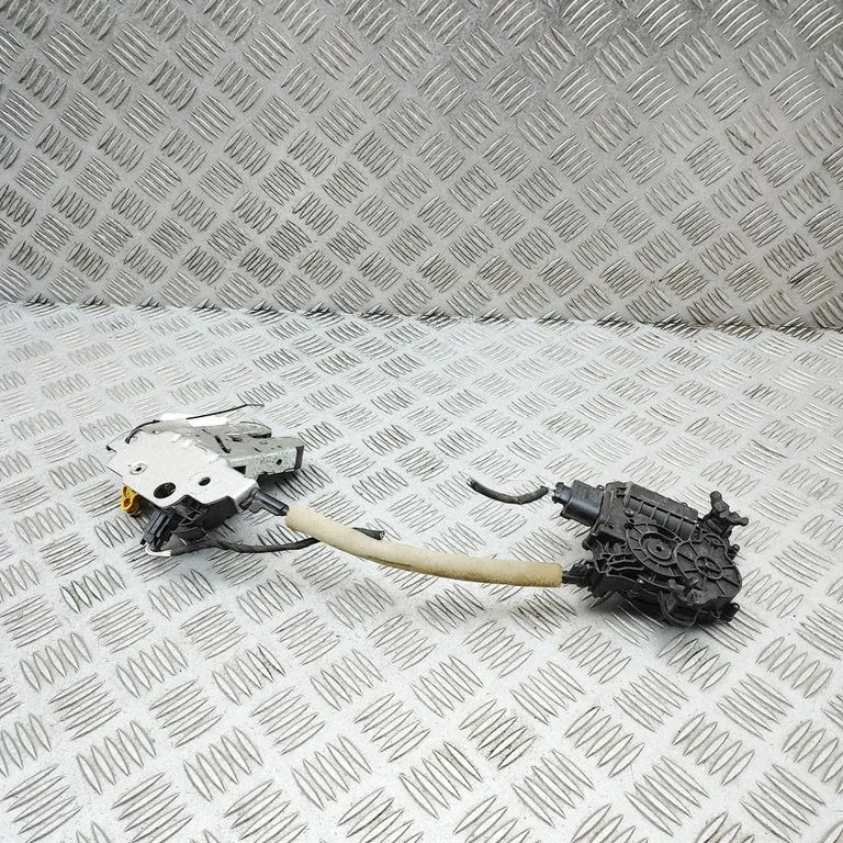 Aizmugurējā vāka slēdzene 2GA827506A