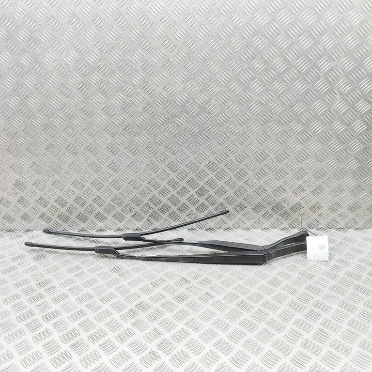 Windshield/front glass wiper blade 7399010