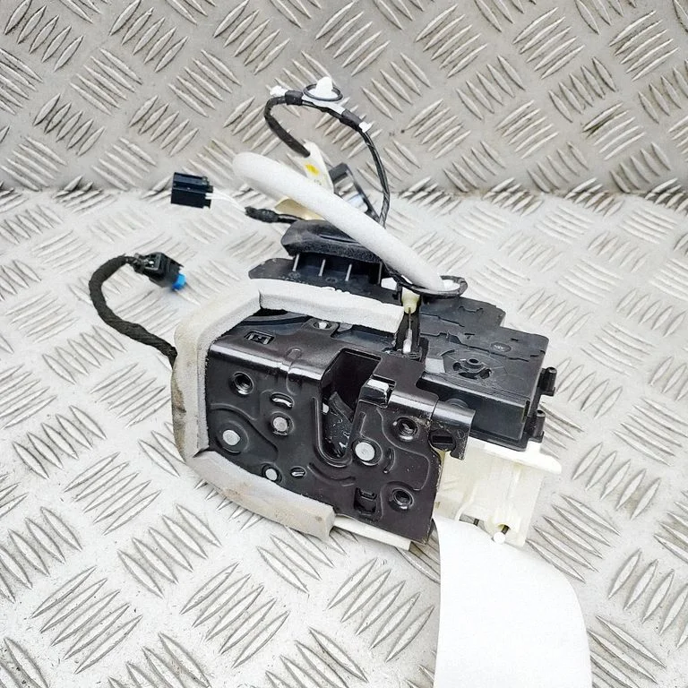 Priekšējā slēdzene (pie roktura) 4N2837015