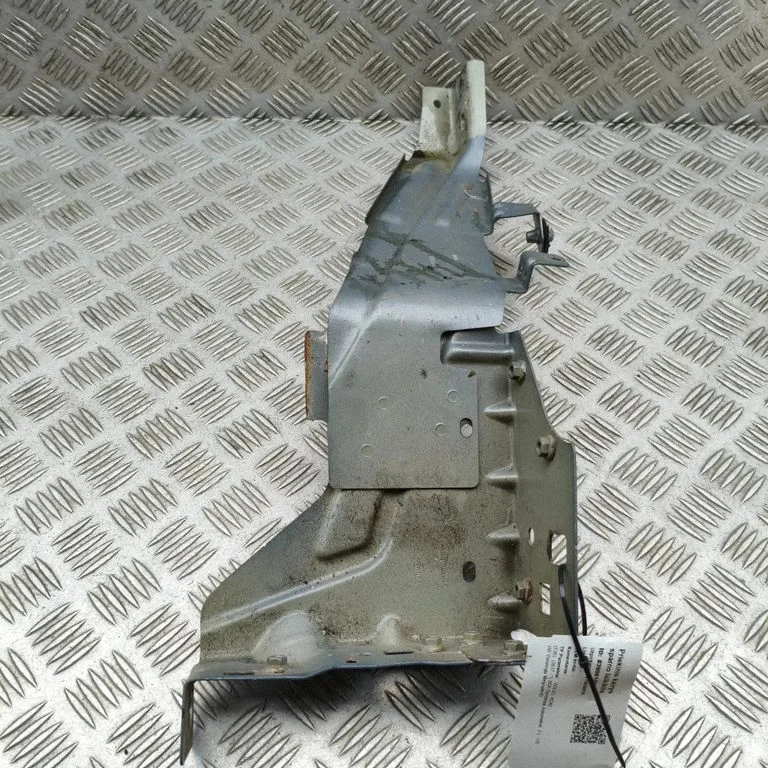 Esitule kinnitusklamber 31469386
