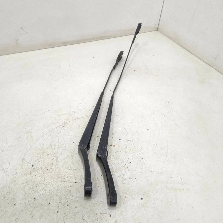 Front wiper blade arm