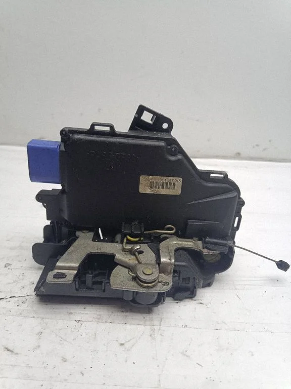 Zamek drzwi przednich 3D1837015
