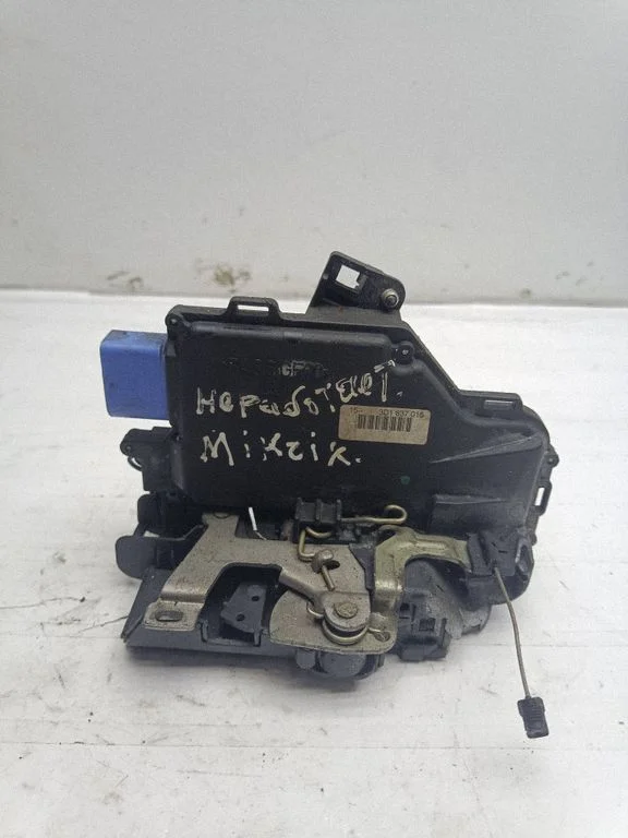 Front door lock 3D1837015
