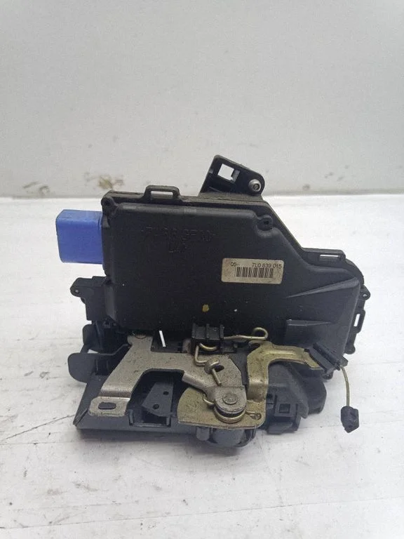 Rear door lock 7L0839015