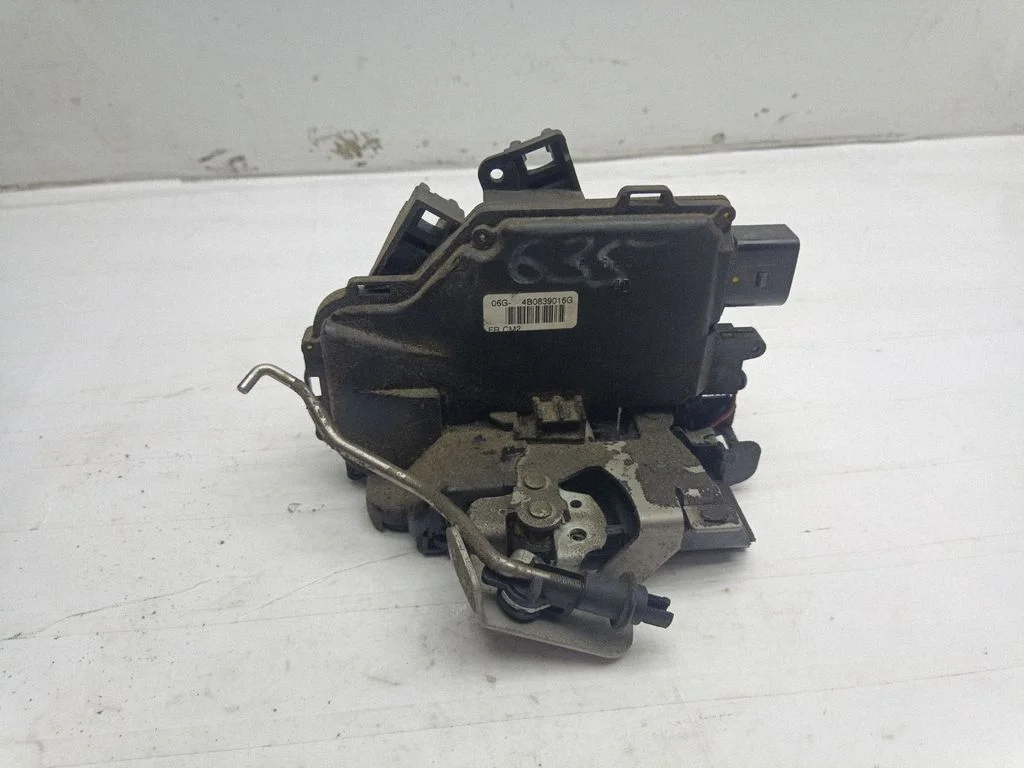 Rear door lock 4B0839016G