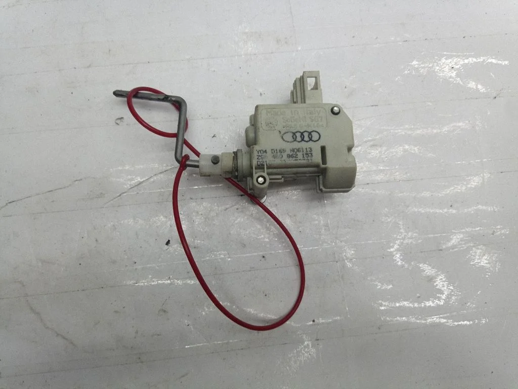 Central locking motor – Audi A6 S6 C5 4B (1997-2005)