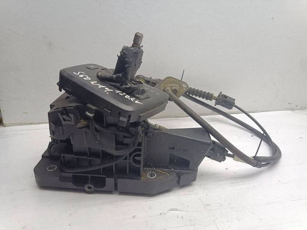 Gear selector mechanism P08699397