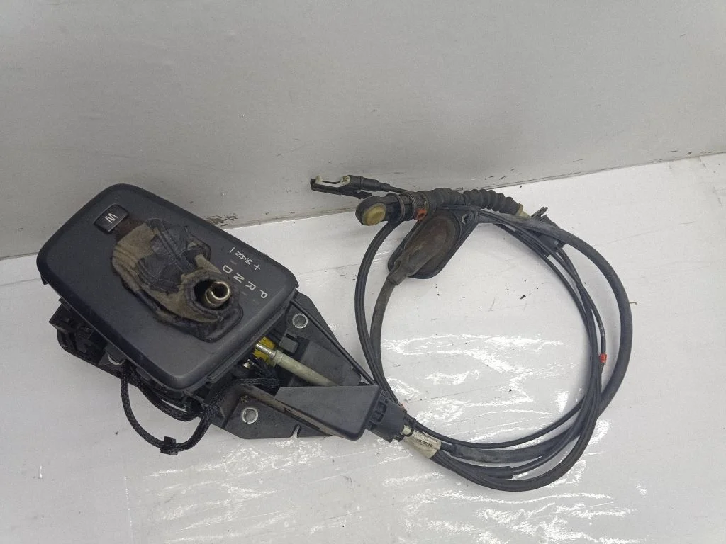 Gear selector mechanism P08699397