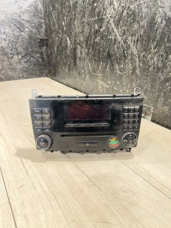 Radio/CD/DVD/GPS head unit – Mercedes-Benz C-Class W203 (2000-2007)