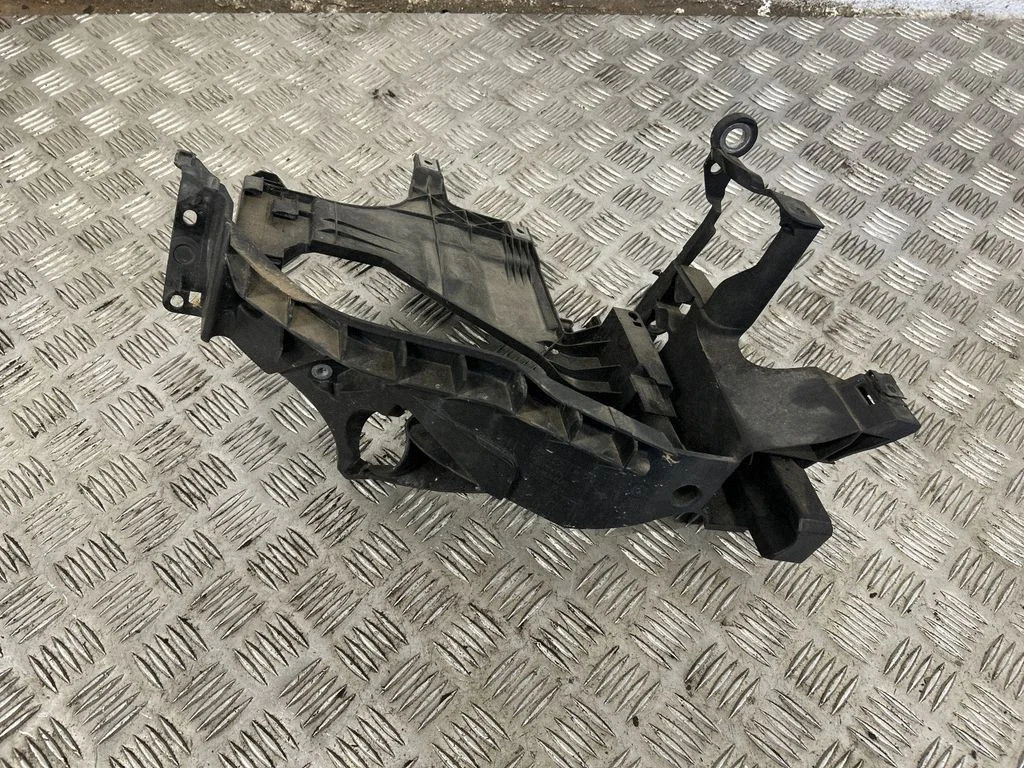 Headlight/headlamp mounting bracket 8T0805608D