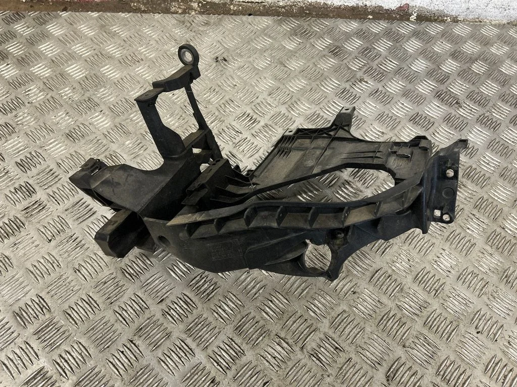 Headlight/headlamp mounting bracket 8T0805607C