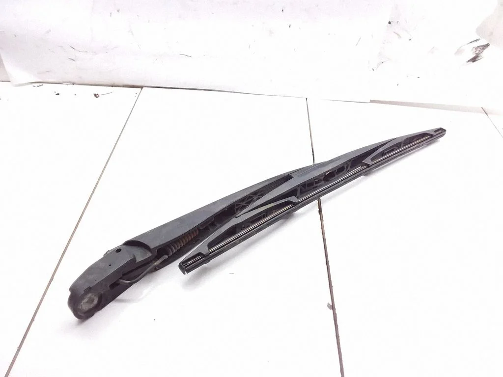 Rear wiper blade arm
