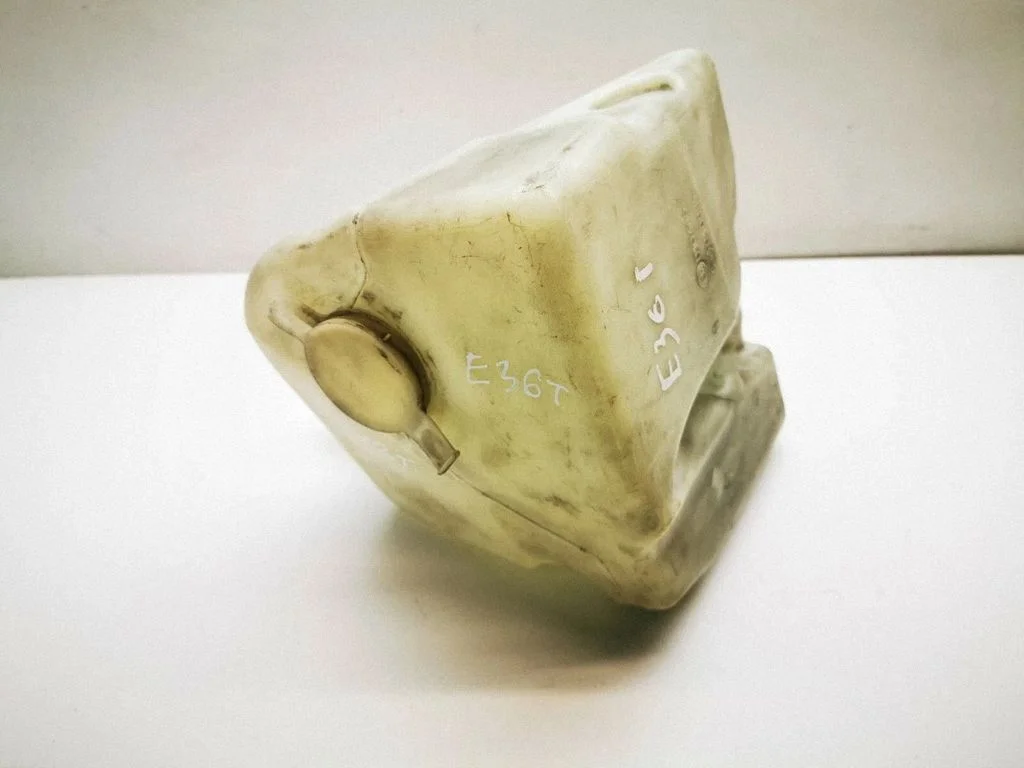 Windshield washer fluid reservoir/tank E13010445