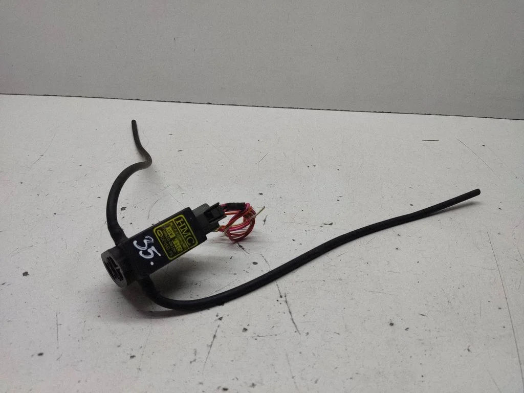 Windscreen/windshield washer pump – Hyundai Santa Fe (2000-2006)