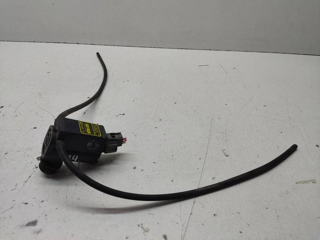 Windscreen/windshield washer pump – Hyundai Santa Fe (2000-2006)