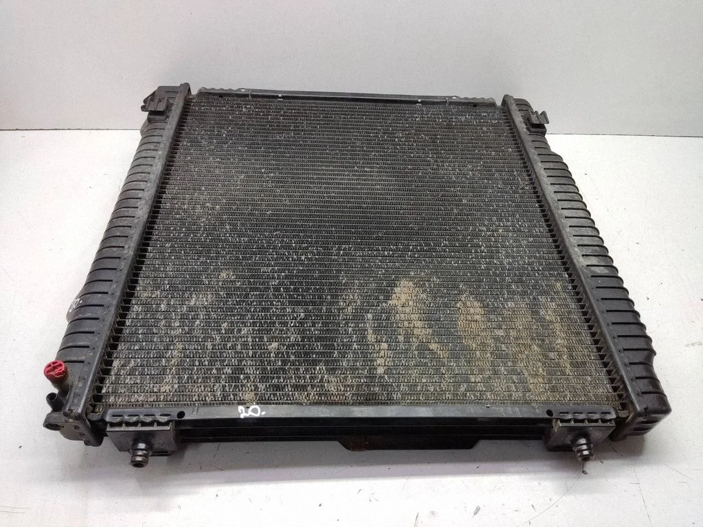 Dzesēšanas šķidruma radiators – priekšējā