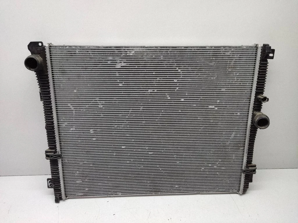 Jahutusvedeliku radiaator 8666748