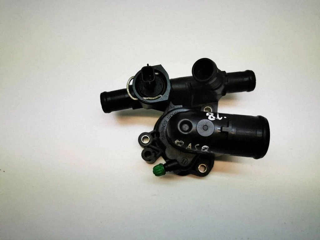 Thermostat/thermostat housing – Nissan Qashqai+2 (2008-2010)