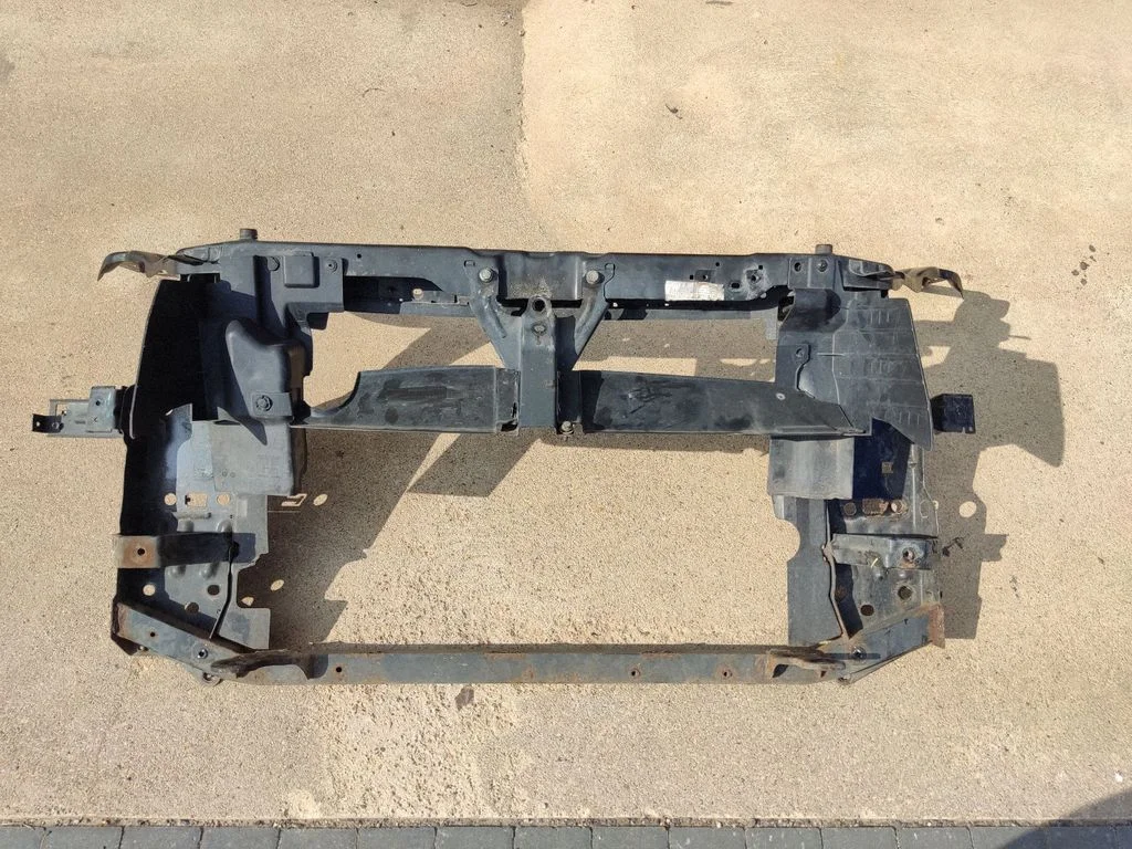Radiaatori tugipaneel – Nissan Qashqai+2 (2008-2010)