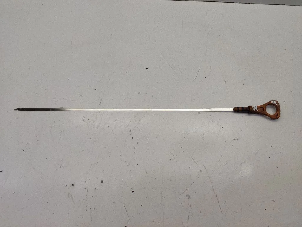 Oil level dip stick – front