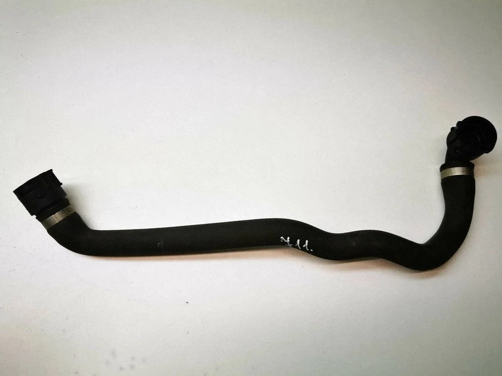 Coolant pipe/hose – front