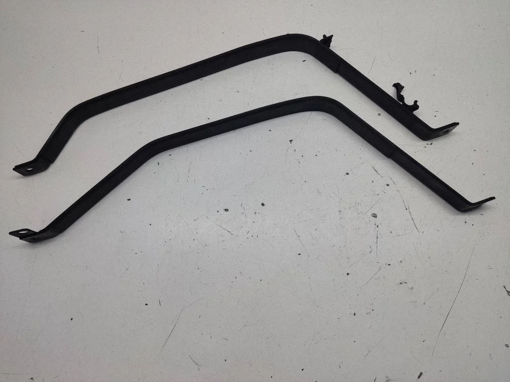 Fuel tank mounting bracket
