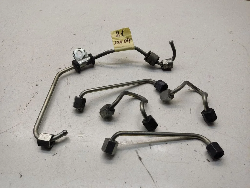 Fuel injector supply line/pipe – front