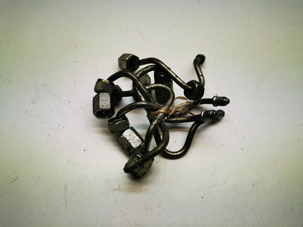 Fuel injector supply line/pipe – front