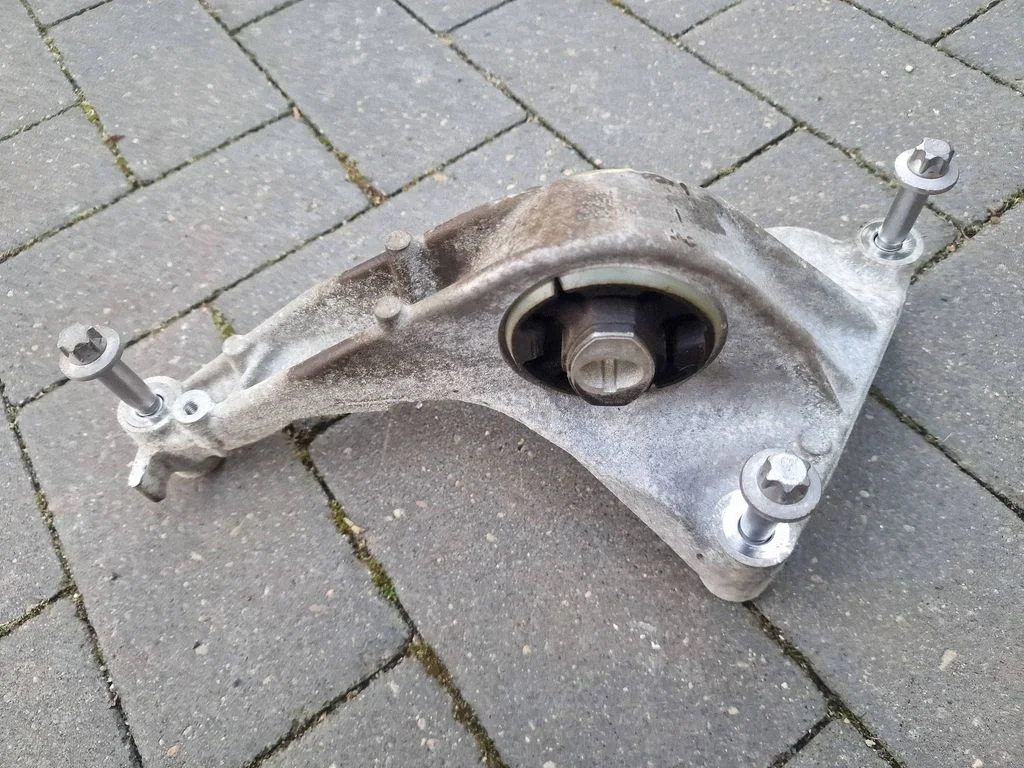 Engine mounting bracket 1095338