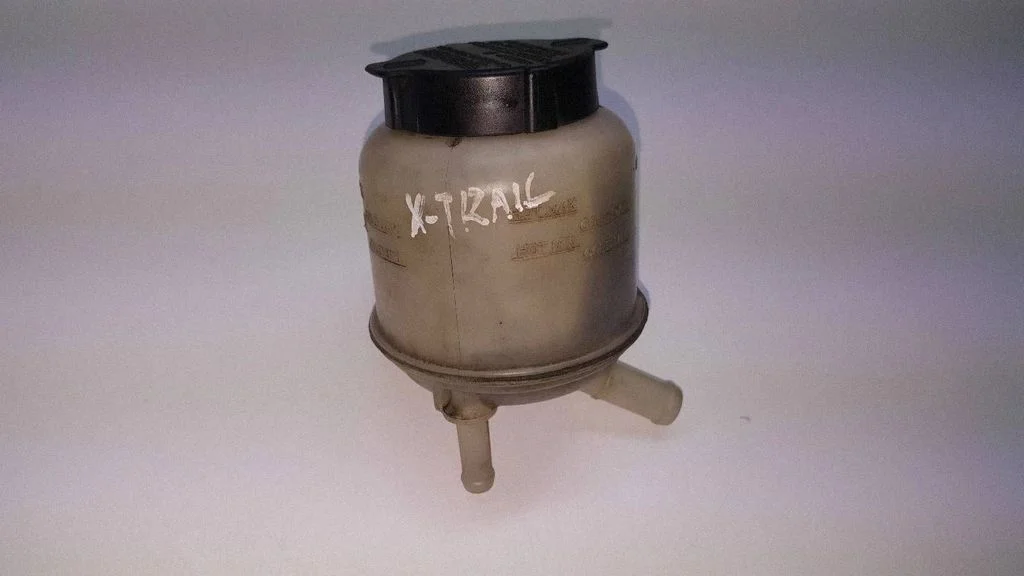 Power steering fluid tank/reservoir – front