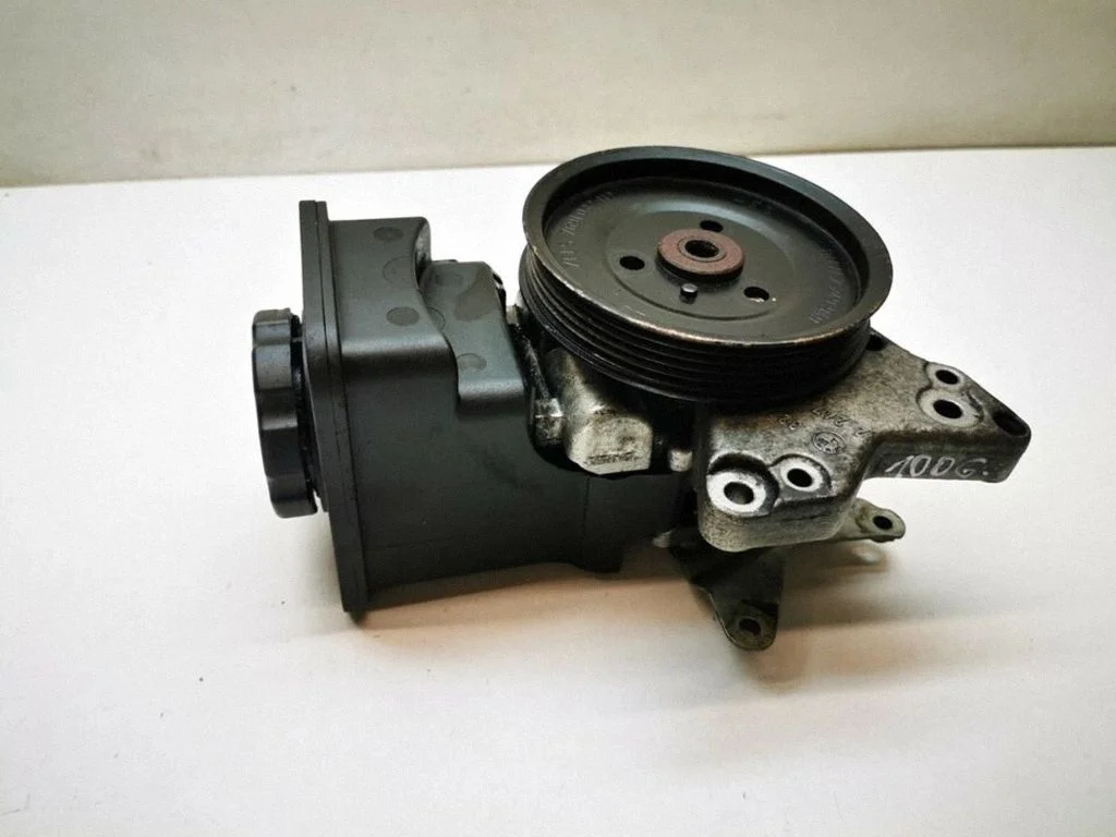 Roolivõimendi pump 6758565