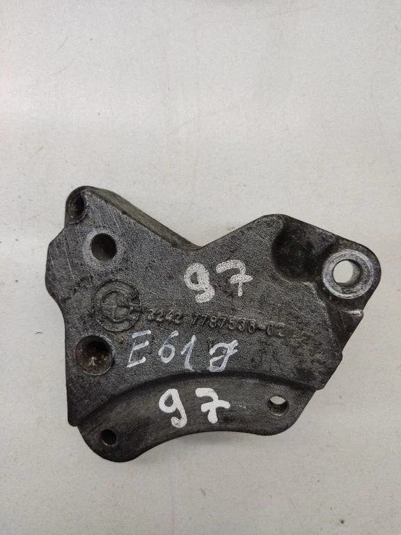 Power steering pump mounting bracket – BMW 5 Series E60 E61 (2004-2010)