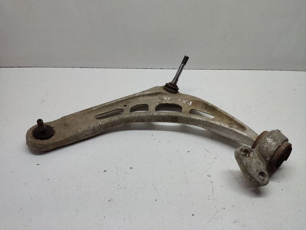 Front lower control arm/wishbone – right