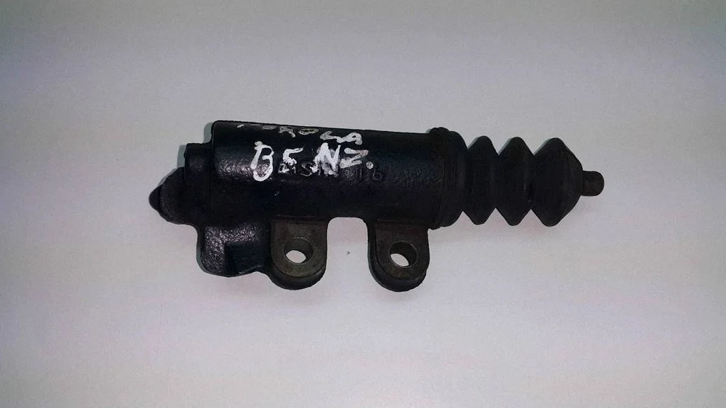 Clutch slave cylinder – Toyota Corolla Verso E121 (2001-2004)