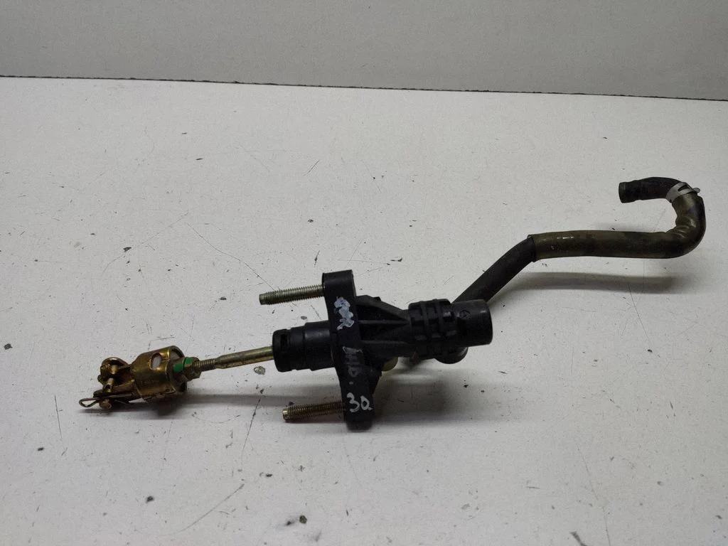 Clutch master cylinder – Toyota Corolla E120 E130 (2004-2007)