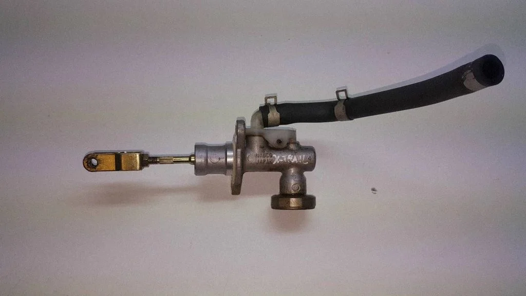 Clutch master cylinder – front
