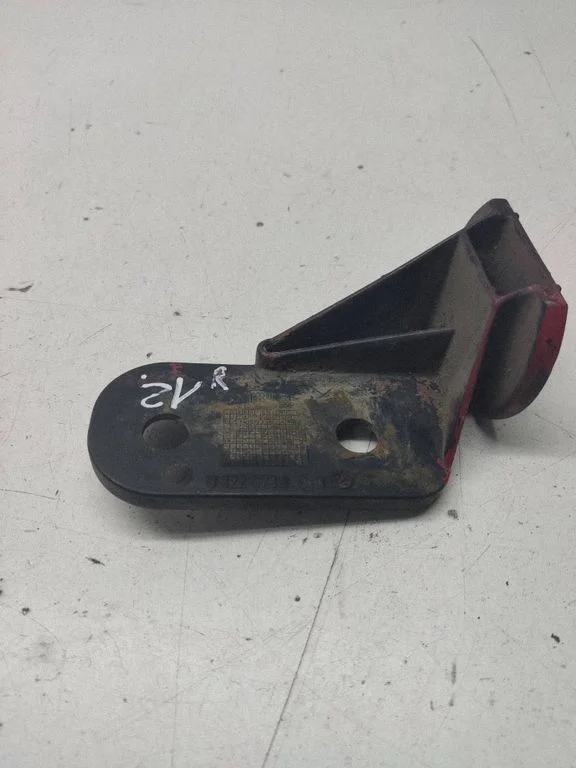 Front bumper mounting bracket 8122578