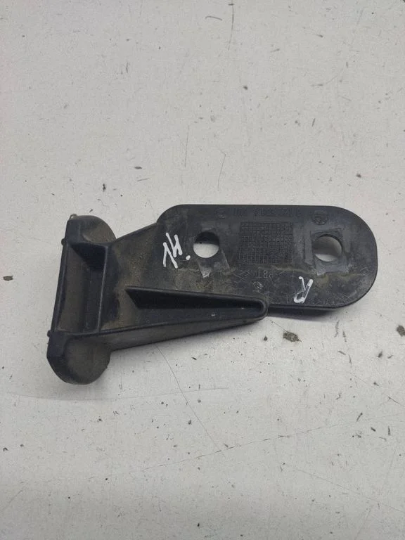Front bumper mounting bracket 8122578